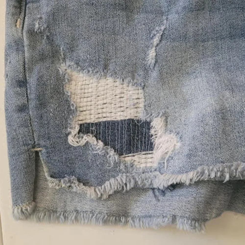 Maurices distressed jean shorts - Size 7/8 - Picture 5 of 7